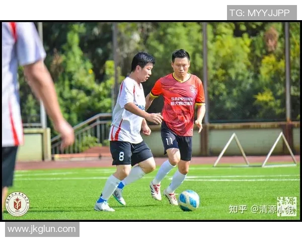 足球赛的足球在绿茵场上闪耀光芒展现团队精神与个人技艺的完美结合